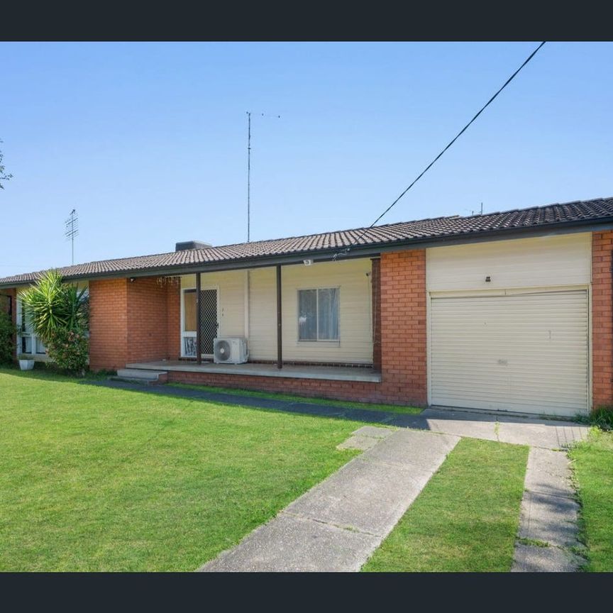 Renovated Modern Four Bedrooms House For Lease - Photo 1