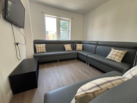 10 Bed Detached House, Ebberston Terrace, LS6 - Photo 2