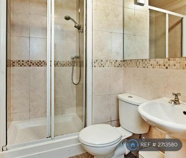 3 bedroom flat to rent - Photo 4