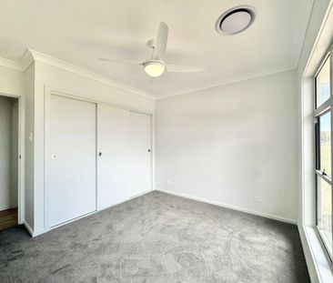 Only 12 months old & Move In Ready! - Photo 3