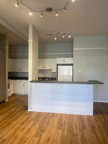 Spacious 1 Bedroom + Den in the Beltline – Available Immediately - Photo 4