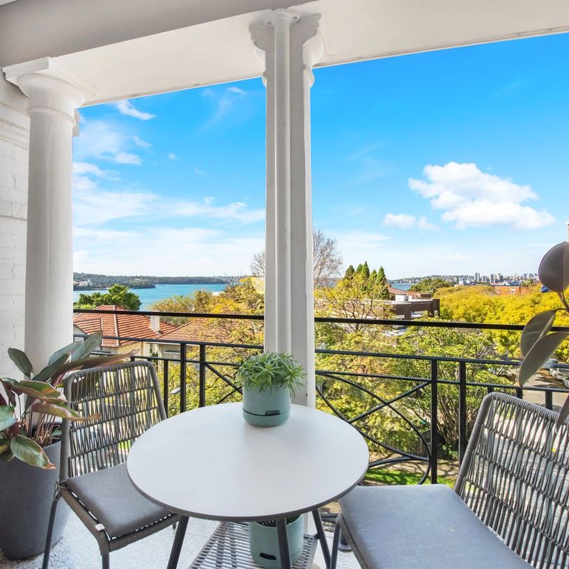 Sunny Penthouse Apartment, immaculately presented, superbly location (By Appointment) - Photo 1