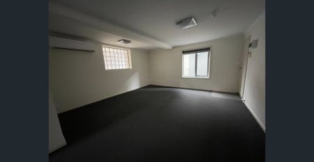 LARGE GROUND LEVEL 2 BEDROOM APARTMENT - Photo 2