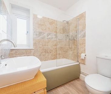 3 bedroom detached bungalow to rent - Photo 2