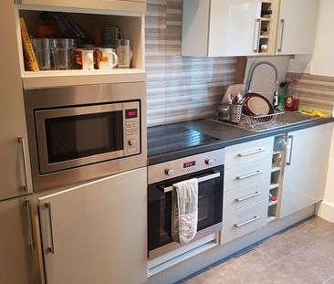 Room in a Shared House, Seely Road, SW17 - Photo 4