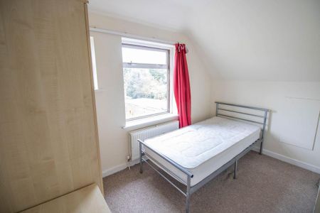 1 bedroom in a house share to rent - Photo 2