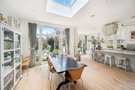 A stunning five bedroom semi detached house in the sought after Bedford Park area of Chiswick. - Photo 5