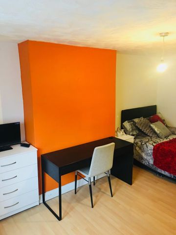 1 bedroom in a house share to rent - Photo 2