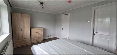 1 bedroom in a house share to rent - Photo 3