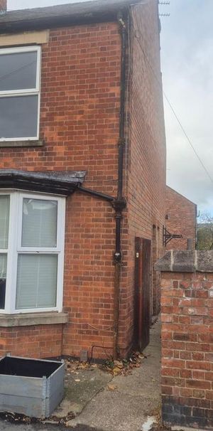 2 bedroom semi-detached house to rent - Photo 2