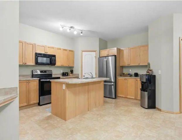 Corner Unit, No Stairs, 2 bed, Patio, Spacious, Quiet — 2 Bedrooms Townhouse - Photo 1