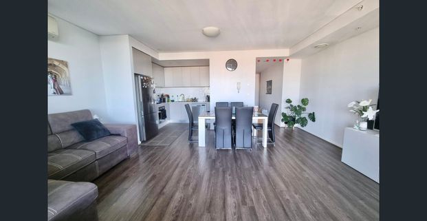 MODERN TWO BEDROOM APARTMENT! - Photo 1