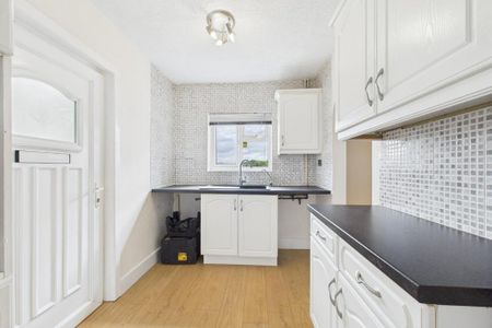 3 bedroom semi-detached house to rent - Photo 2