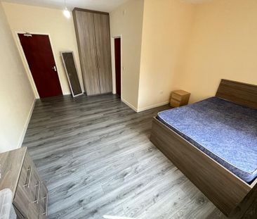 8 bedroom semi-detached house to rent - Photo 6