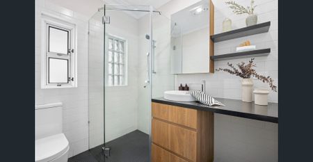 Immaculate updated apartment with harbour glimpses - Photo 2