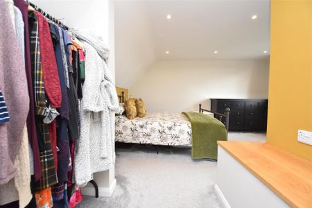 4 bedroom semi-detached house to rent - Photo 5