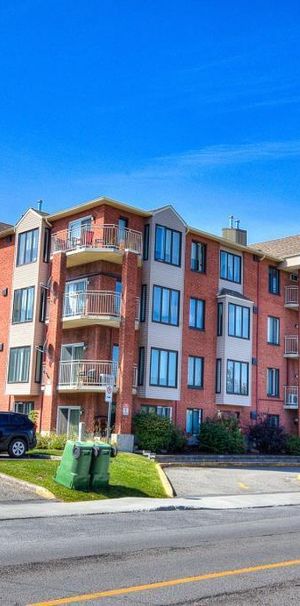 4 1/2 Condo rénové à louer près du boulevard St-Jean, dans l'ouest de l'île - Photo 1