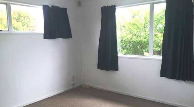 Spacious 3 bedroom home with sprawling back yard - Photo 1