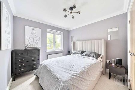 Between Streets, Cobham, Surrey, KT11 - Photo 2