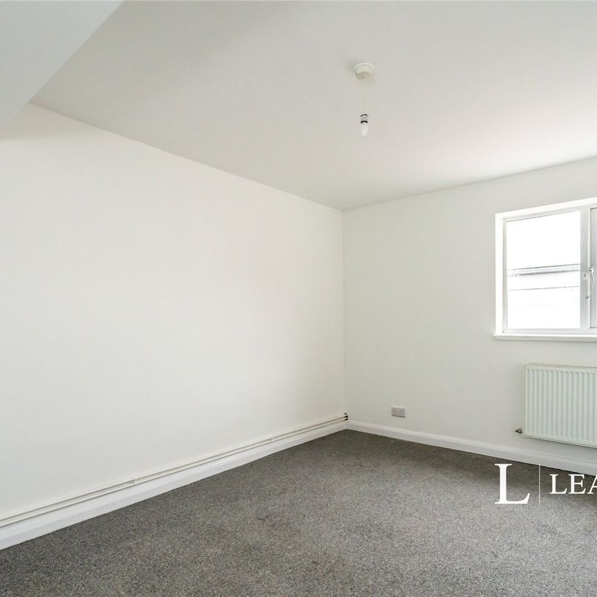 3 bedroom apartment to rent Park Parade, Havant, Hampshire, PO9 - Photo 1