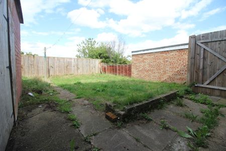 3 Bedroom End Terraced House - Photo 2