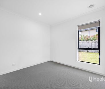 22 Trentino Grove, Fraser Rise VIC, Belconnen - Photo 3