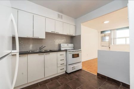 263-265 Dixon Rd — 1 Bedroom - unit 606 - Photo 2