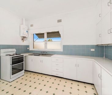 Bright & Spacious Two-Bedroom Apartment in Prime Location - Photo 4