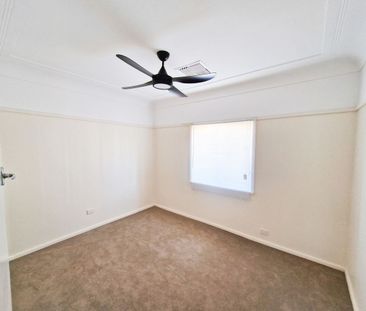 Comfortable & Character-Filled Home - FULLY FURNISHED. - Photo 5