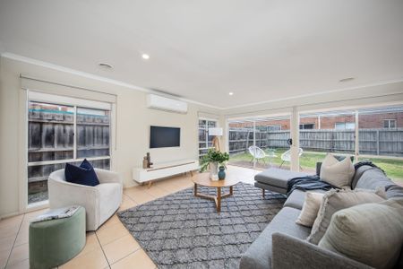 Well appointed and versatile three bedroom residence in quiet and convenient location - Photo 4