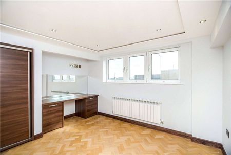 Three bedroom, three bathroom apartment finished to an exceptional standard set within a portered block - Photo 4