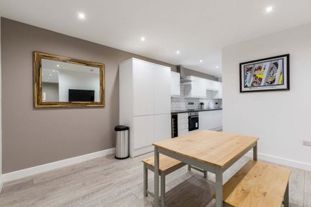 4 bedroom flat to rent - Photo 4