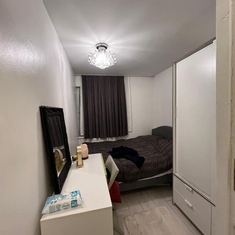 1 bedroom in a flat share to rent - Photo 1