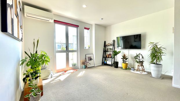 Convenient Glen Eden Living – 3 Bed Townhouse with Garage - Photo 1