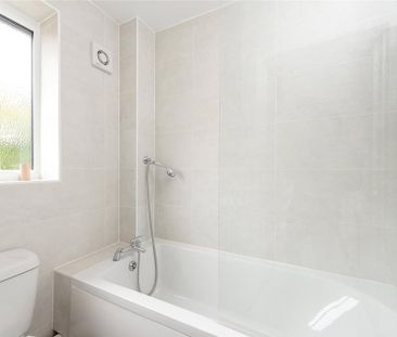 4 bedroom detached house to rent - Photo 2