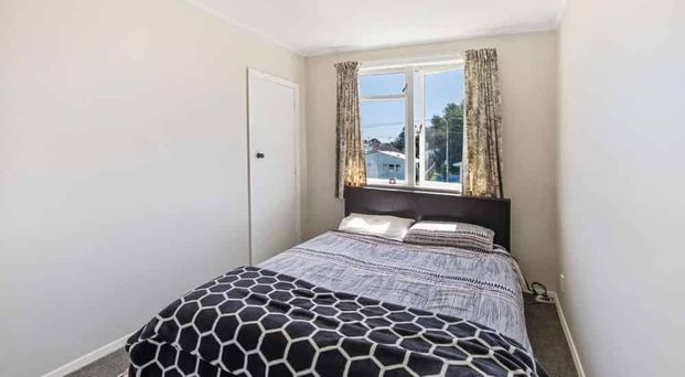 Charming 3BR Home with Deck & AC! - Photo 1