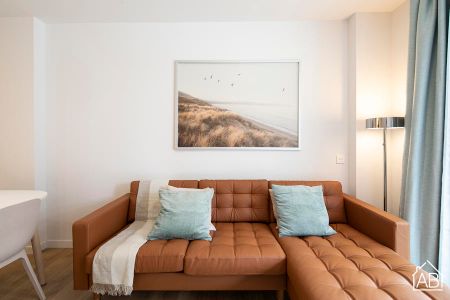 Spacious 3-Bedroom Apartment with Communal Pool by the Sea in Badalona - Photo 2