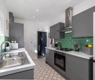 🌟 Stylish Ground Floor Double Room with Private Entrance & Off-Suit... - Photo 2