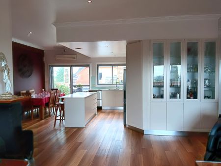 Stunning 3 Bedroom Penthouse Apartment with private lift - Comes fully furnished - Photo 4