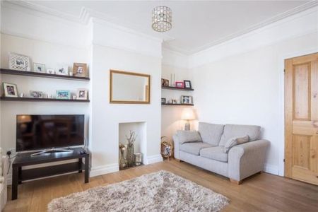 2 Bed Terraced House, Leslie Road, N2 - Photo 2
