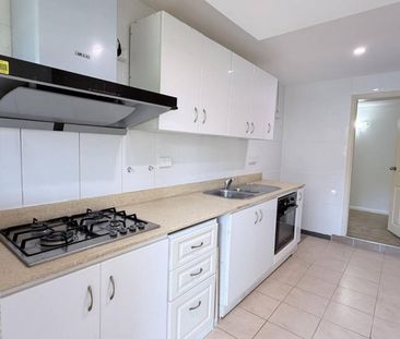 Renovated Spacious 2B2B on House whole level Bills included - Photo 3