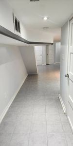 Large Studio Steps From Dufferin And Bloor $1525 Inc - Photo 4