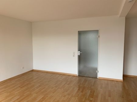 Frisch renovierte 1,5-Zimmer-Wohnung mit Sonnenbalkon, innenliegendem Wannenbad und TG- Stellplatz - Photo 2