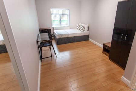 3 bedroom flat to rent - Photo 5