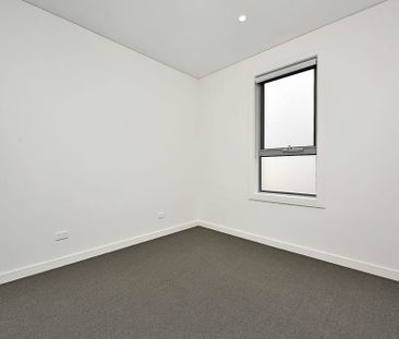 Modern Split Level Two Bedroom Apartment - Photo 2