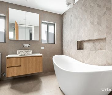 Luxury Family Living in Prestigious Colebee Location - Photo 3