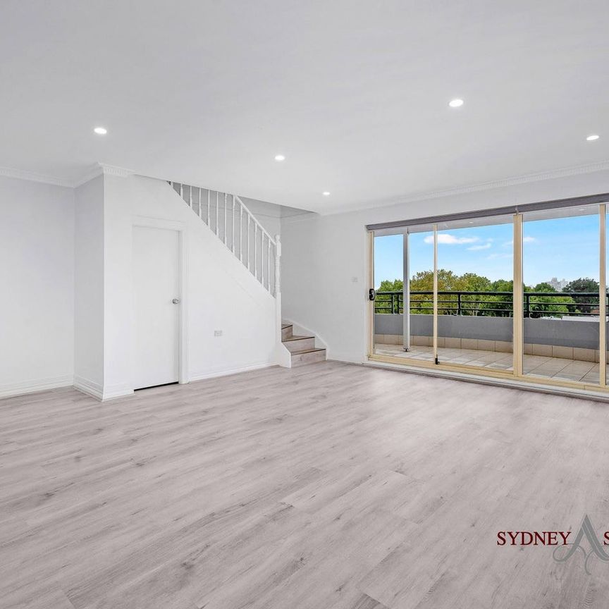 Spacious 136sqm Top Level 3BR Apartment" - Photo 1