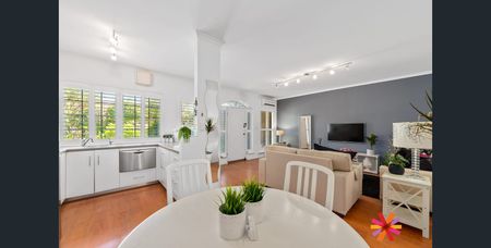 A STYLISH AND CONVENIENT UNIT IN COMO - Photo 5