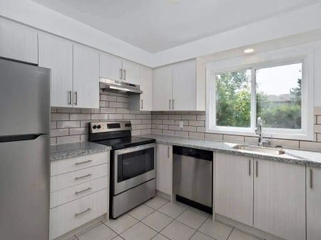 Stoneglen Townhouses — 3 Bedroom Townhouse - PRIVATE GARAGE - Photo 5