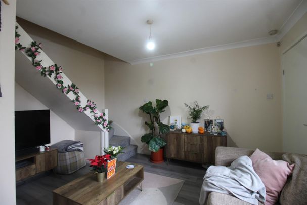 34 Cairnside, High Wycombe - Photo 1